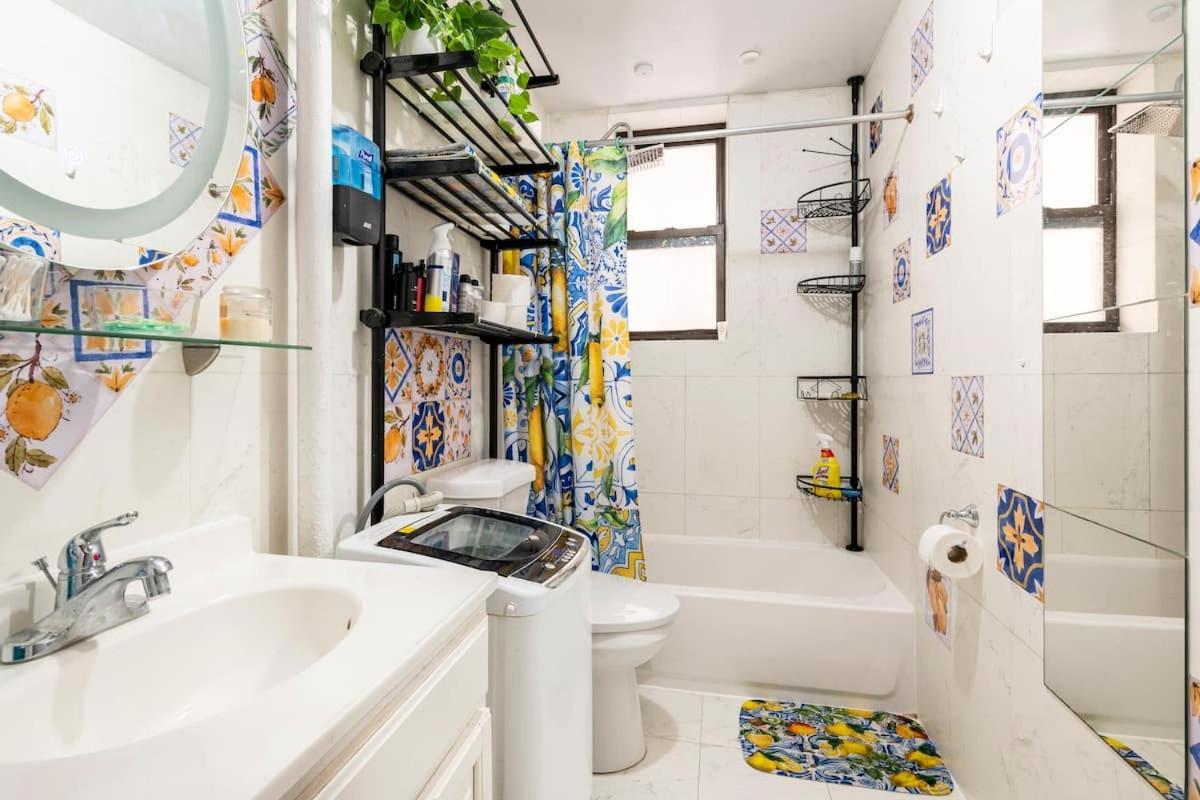 Italian Style Room Shared Bathroom New York Exterior photo